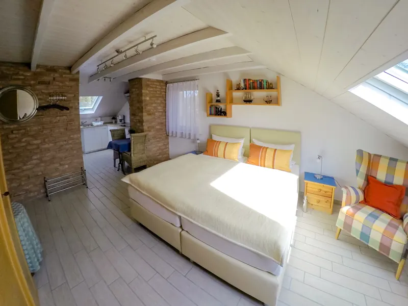 Appartement mit Doppelbett unter Dachschräge