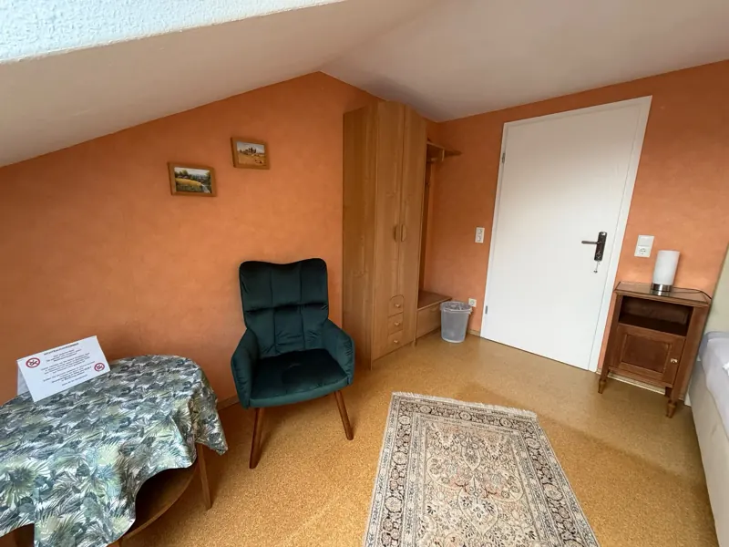 Sitzecke mit Sessel und Kleiderschrank